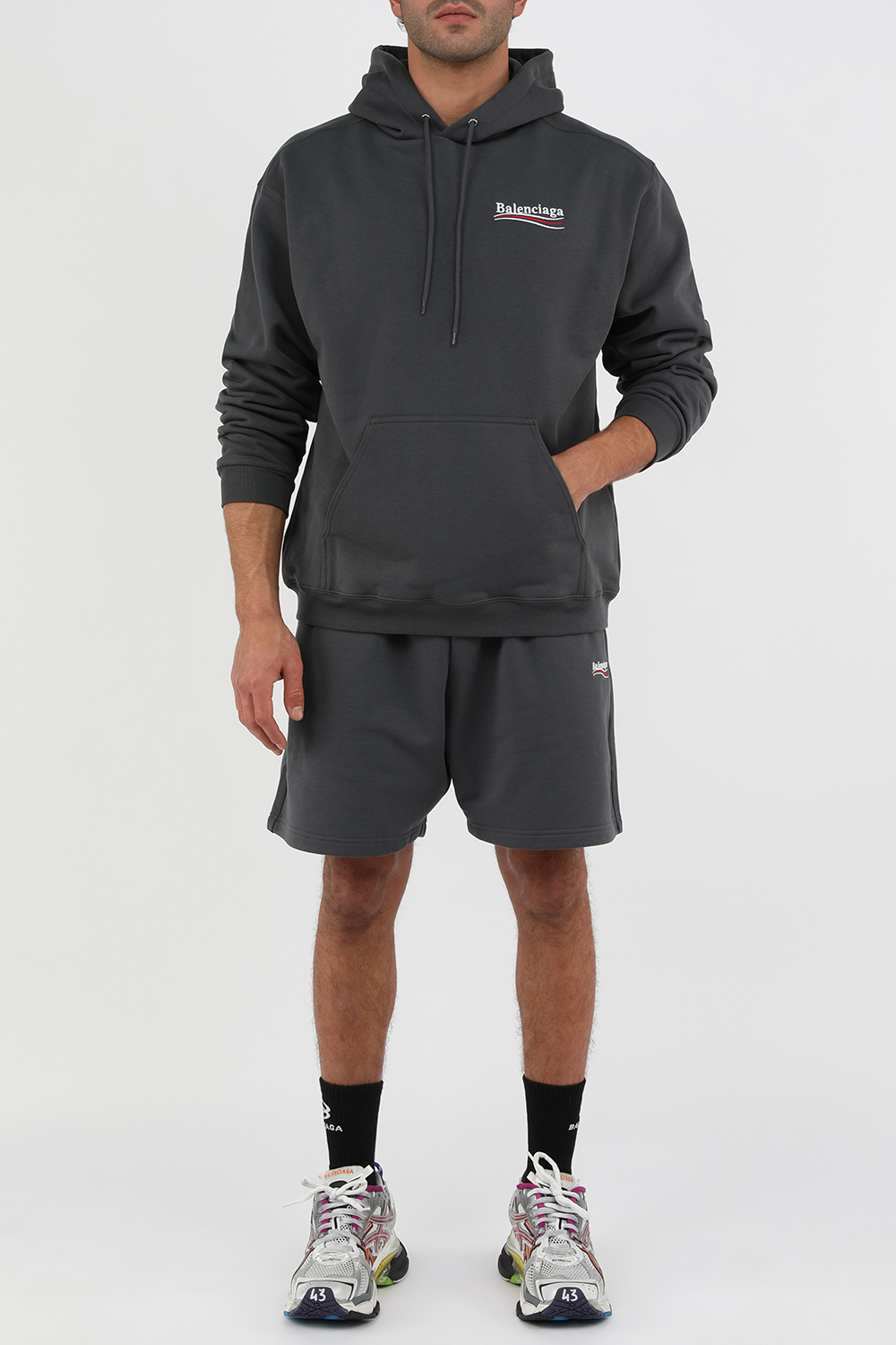 סווטשירט קפוצ'ון אפור כהה עם לוגו בצד ובגב